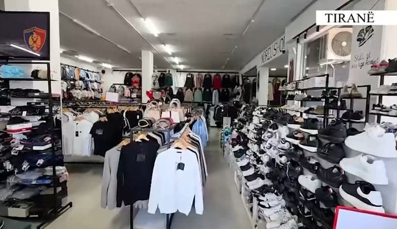   Shisnin veshje të kontrabanduara me logo false, arrestohet pronarja e dyqanit 