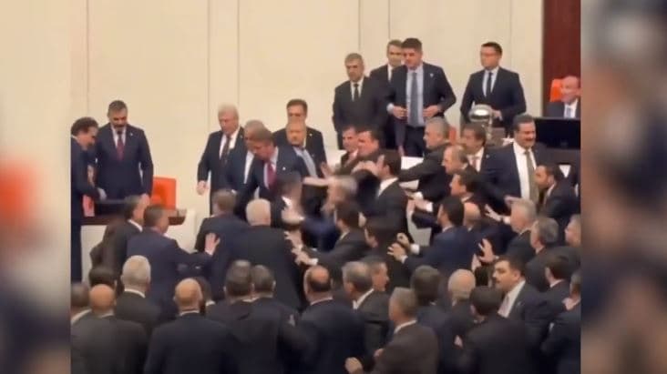Video/ Përplasje në Parlamentin turk para betimit të ministrit të ri të Drejtësisë