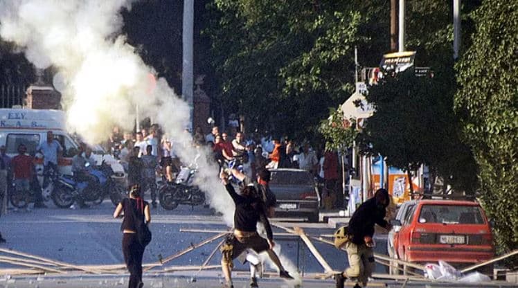 Përleshje pranë Universitetit të Selanikut, policia shoqëron 313 persona
