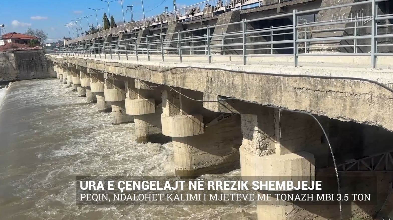 Ura e Çengelajt në rrezik shembjeje/ Peqin, ndalohet kalimi i mjeteve me tonazh mbi 3.5 ton (VIDEO)