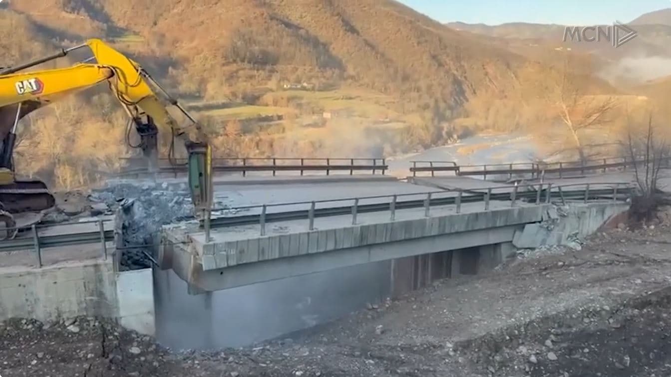 “Zgjidhja”, rrugë provizore buzë lumit. Bllokimi në Librazhd, shembet ura dhe devijohet rrjedha e Shkumbinit