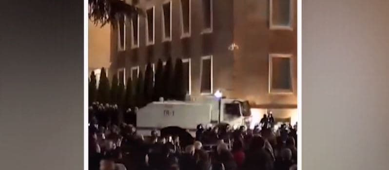 16 punonjës policie të lënduar gjatë protestës para Kryeministrisë dhe Kuvendit 