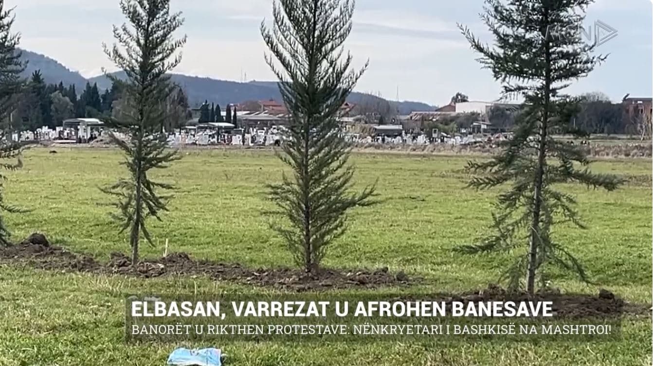 Elbasan, varrezat u afrohen banesave. Banorët në protestë: Nënkryetari i bashkisë na mashtroi!