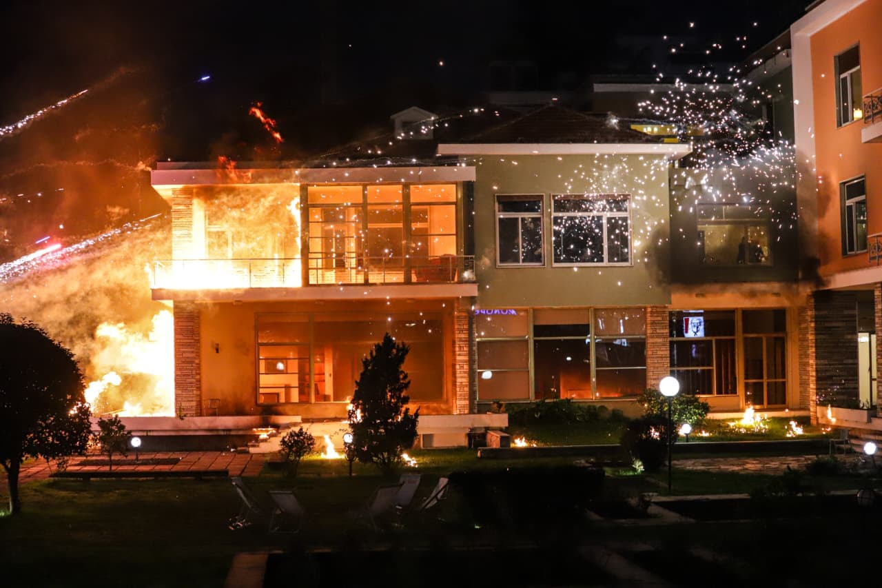 Sulmi ndaj vilës së ish-diktatorit/ Gonxhja: Brenda ishin 12 artistë të huaj, sulm ndaj jetës