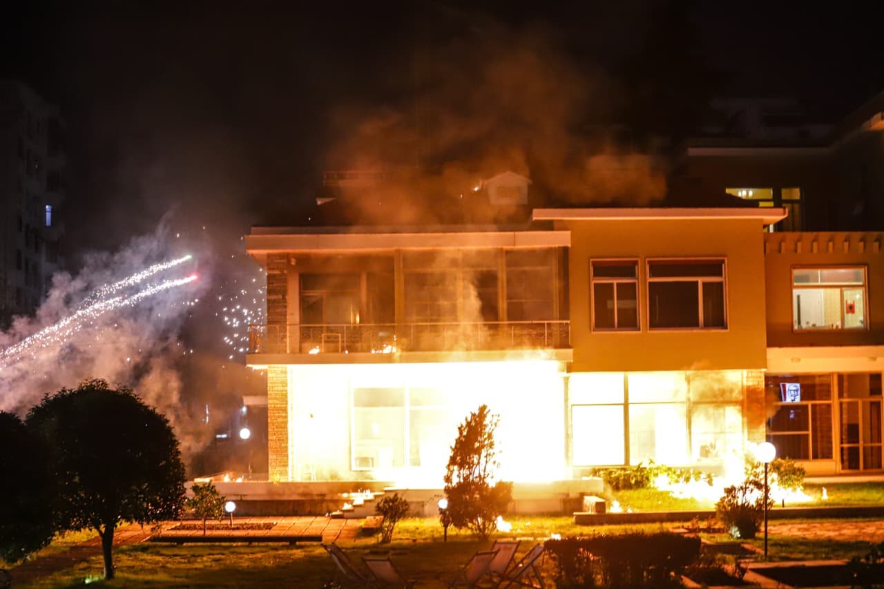 Marshimi-protestë i opozitës “i vë flakën” vilës së Enver Hoxhës/ Tensione në ish-Bllok (VIDEO)