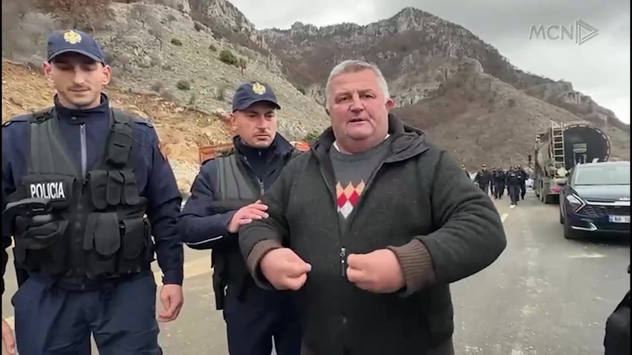 “Resorti po ndërtohet në pronat tona” / Velipojë, banorët bllokojnë rrugën dhe përplasen me policinë (VIDEO)