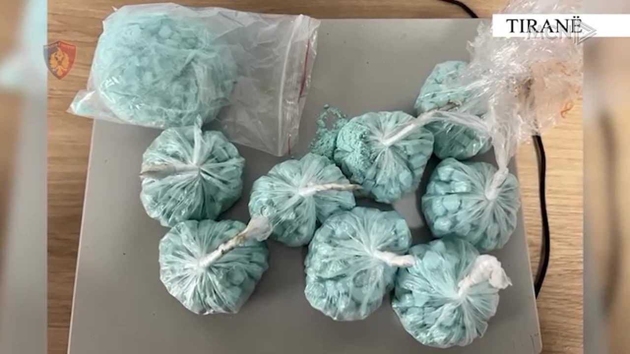 3 mijë lekë një tabletë ekstazi / Kthyen banesën në punishte droge, arrestohen xhaxha e nip (VIDEO)