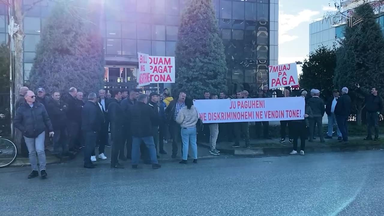 “Bankers”, 7 muaj pa paga / 120 punonjës protestojnë për rrogat e prapambetura (VIDEO)