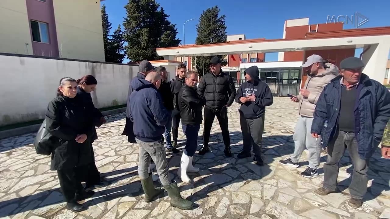 “Policia na dhunoi si banditë!” / Përplasje për resortin në Velipojë, bllokohet hyrja e makinerive në kantier (VIDEO)