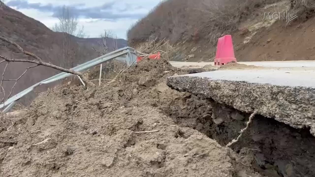 Shirat “testojnë” rrugët / Çarje asfalti dhe shembje dheu në aksin Maliq-Lozhan (VIDEO)