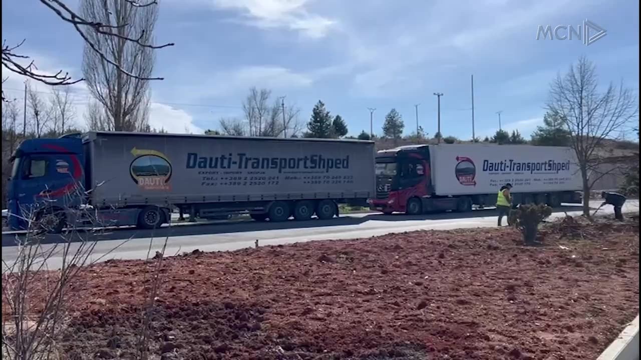 Kamionët prej ditësh të bllokuar në Qafë Thanë / Bllokimi i rrugës në Librazhd zhvendos trafikun drejt Bllatës (VIDEO)