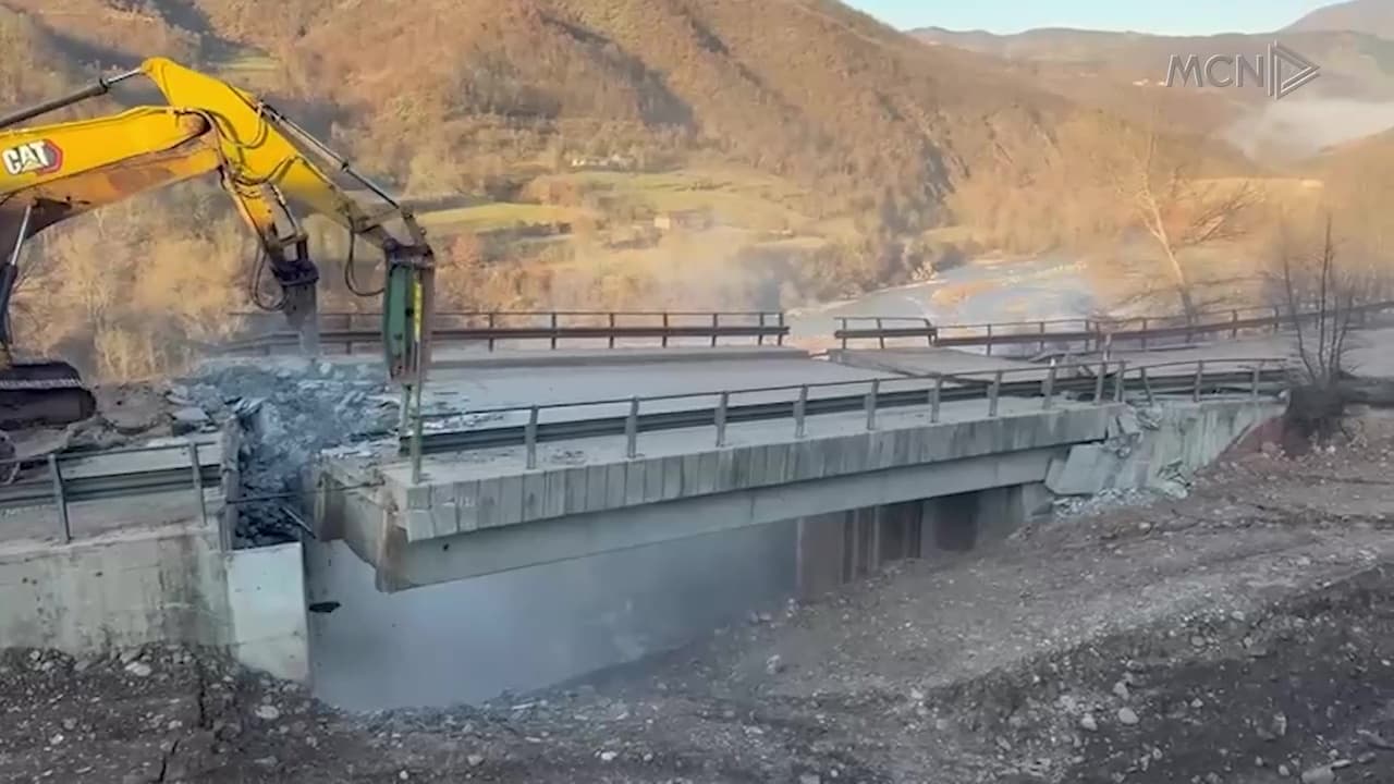 “Zgjidhja”, rrugë provizore buzë lumit / Bllokimi në Librazhd, shembet ura dhe devijohet rrjedha e Shkumbinit (VIDEO)