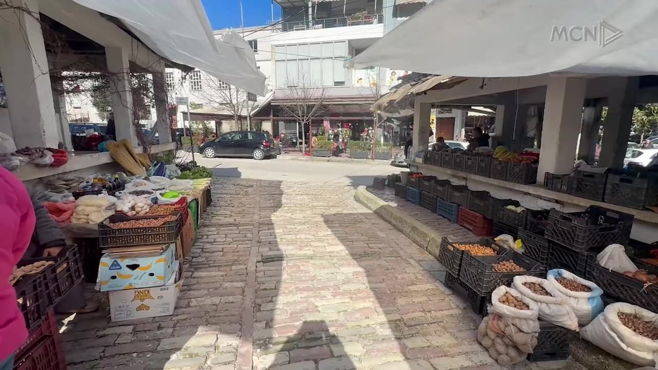 Tezgat në rrugë / Tregu i fruta-perimeve në Gjirokastër pa kushte (VIDEO)