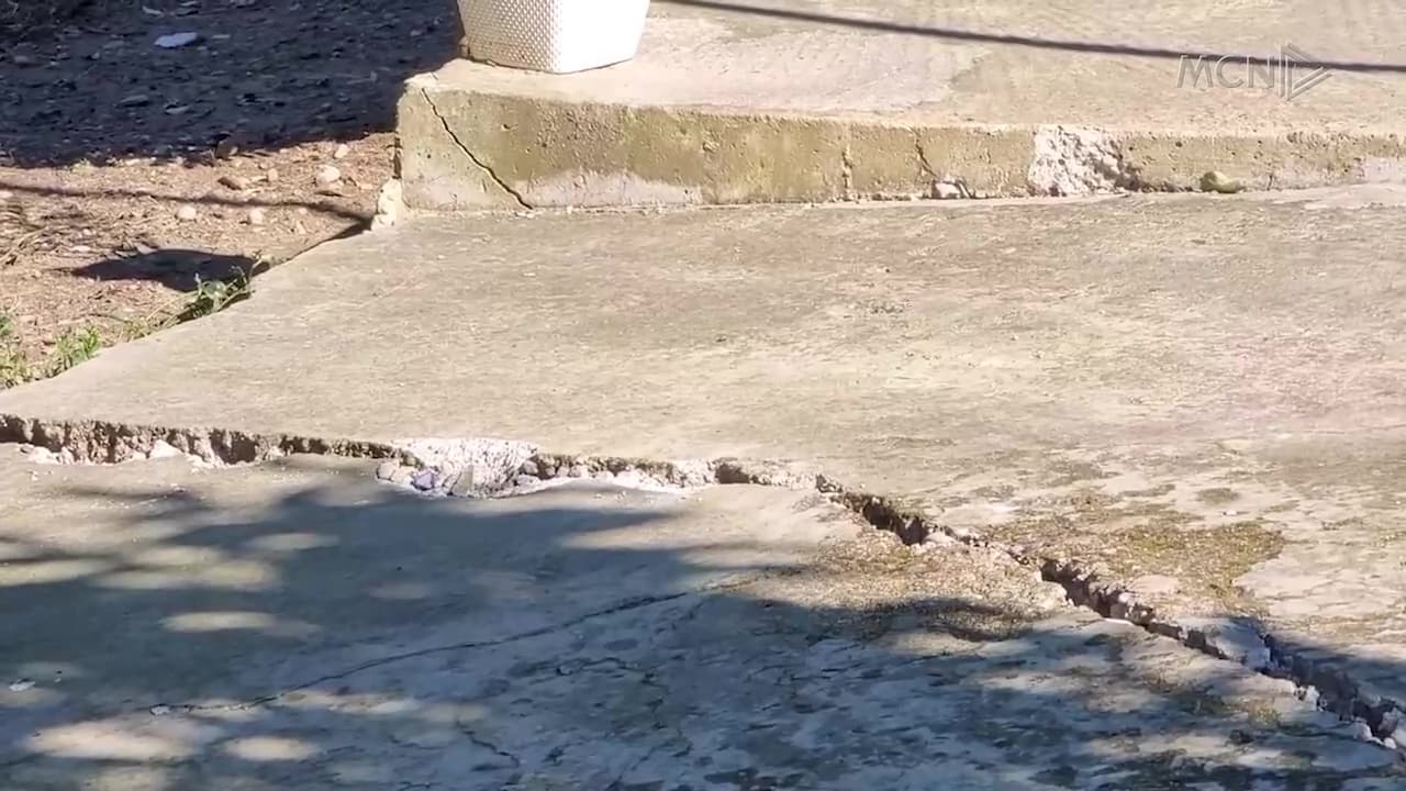 Erozioni gërryen kodrën / Durrës, rrezikohet shembja e banesave në Porto Romano (VIDEO)