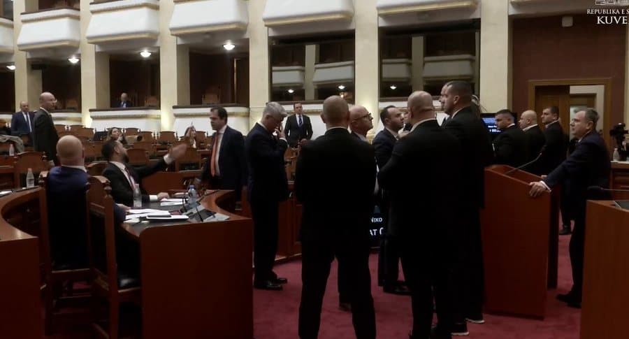Përplasje në seancën plenare në Kuvend/ Balla-Vokshit: “Për ty kam numrin 0900”, Bardhi: “Burrë legen”