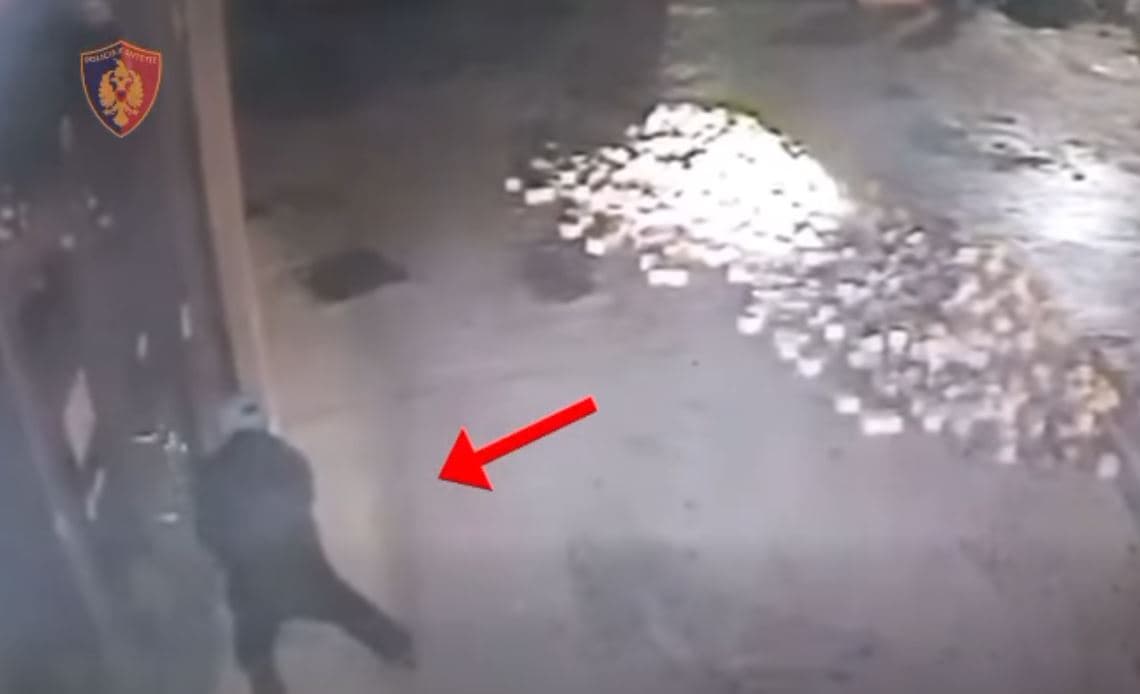 I vuri zjarrin mobilierisë në Vlorë, arrestohet autori i dyshuar