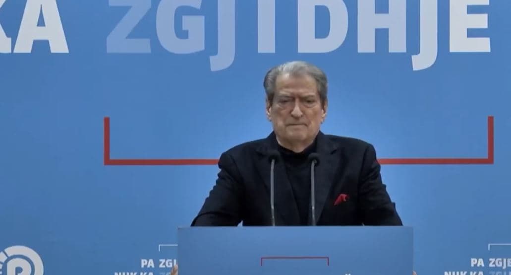“Agasi mban peng Ramën e ministrat”/ Berisha: AKSHI, vorbulla më e zezë e Shqipërisë (VIDEO) 