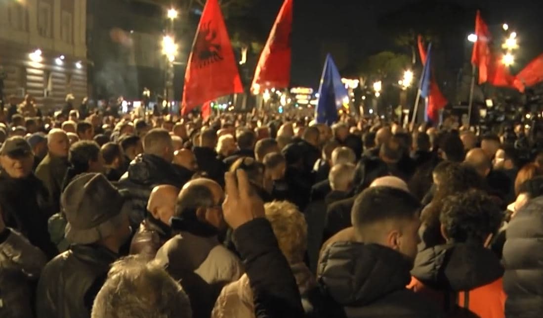 Opozita, në rrugë pa fjalime/ Protesta kombëtare, sulmohet vila e ish-diktatorit (VIDEO)