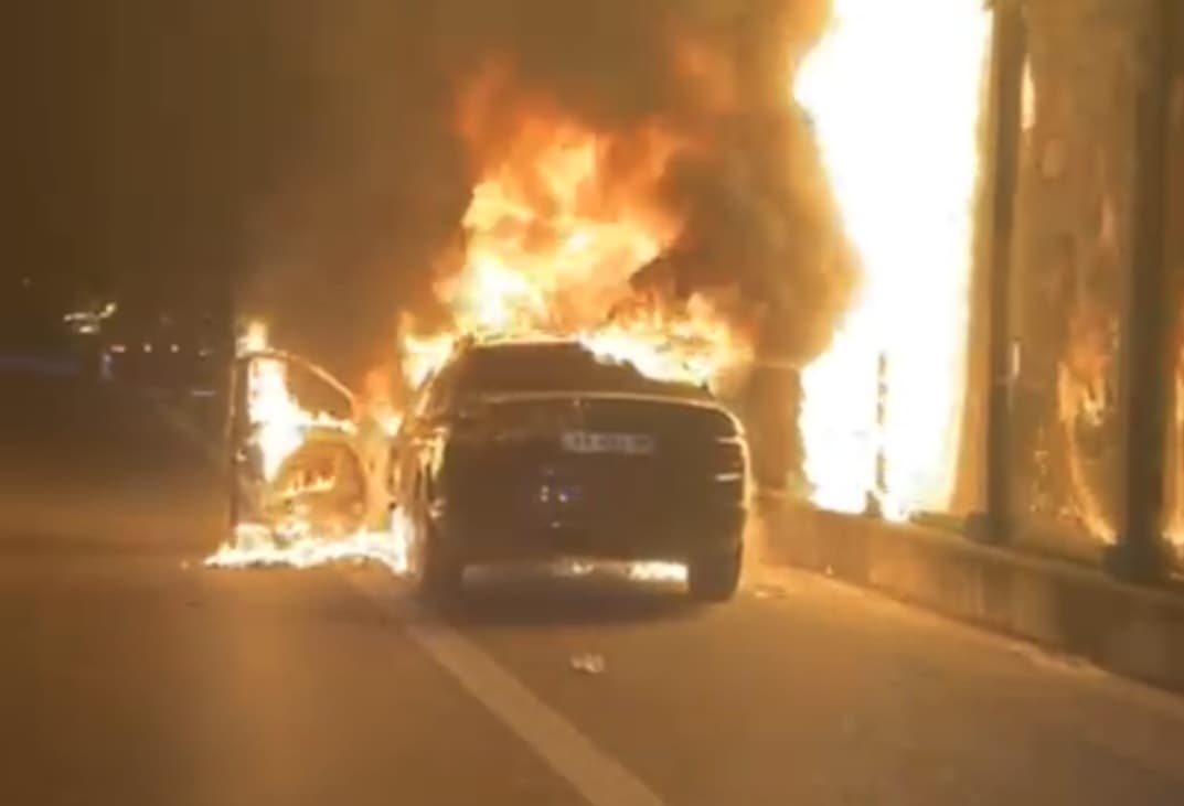 Shkrumbohet plotësisht nga flakët një automjet në autostradën Fier- Vlorë