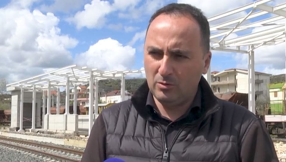 Po vjen treni elektrik/ Hekurudha Tiranë-Durrës drejt përfundimit (VIDEO)