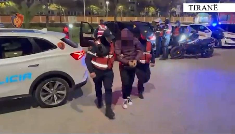 Lëvizte në makinë me armë me vete, arrestohet një person në Tiranë