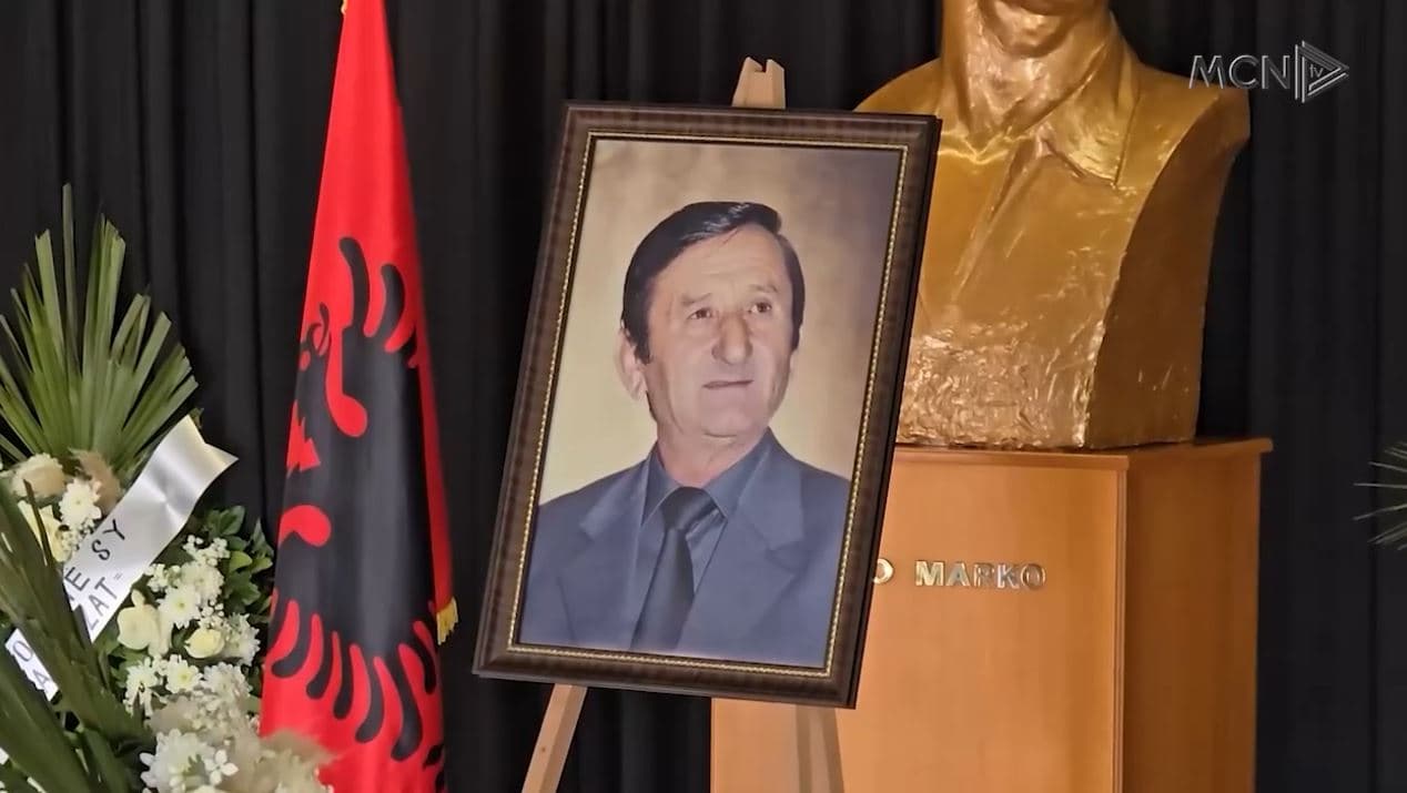 Homazhe për Mane Lumanin, miq dhe kolegë i japin lamtumirën parodistit të Vlorës (VIDEO)