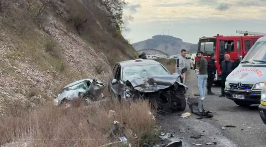 Përplasen dy makina në Rrugën e Kombit, 4 të plagosur (VIDEO)