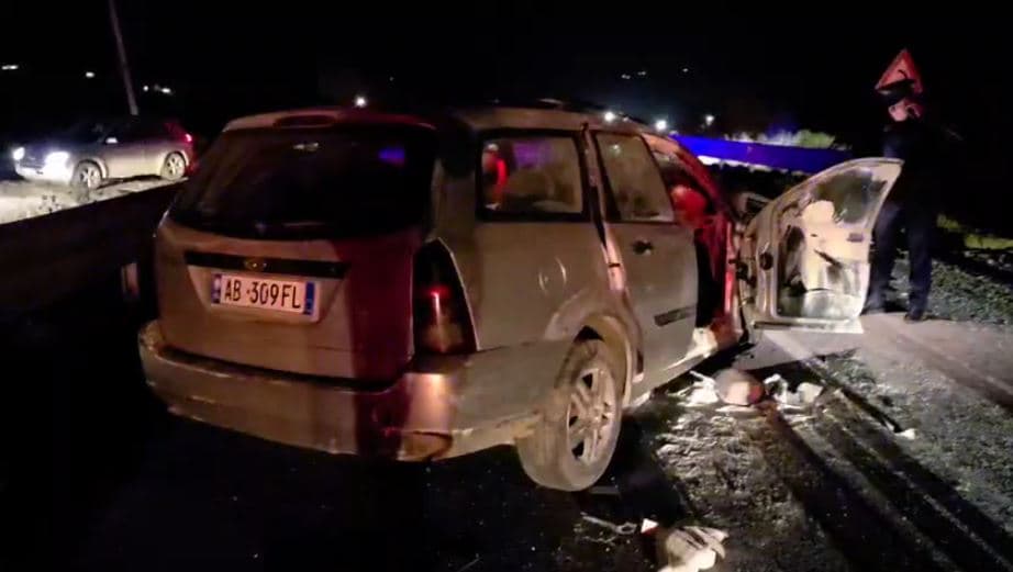Përplasen dy makina në Vlorë, dy të vdekur dhe një i plagosur (VIDEO)	