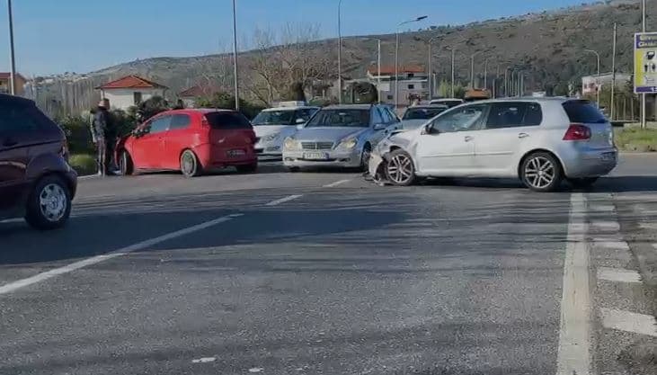 Aksident në aksin Lezhë–Shkodër, përplasen dy automjete