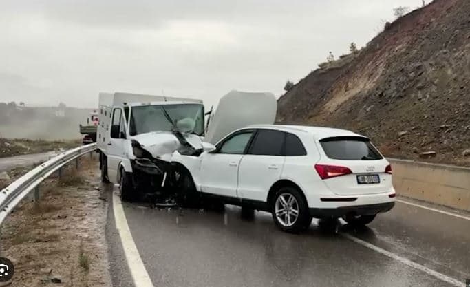   Makina përplaset me kamionin në aksin Rrëshen-Kukës, plagosen dy persona