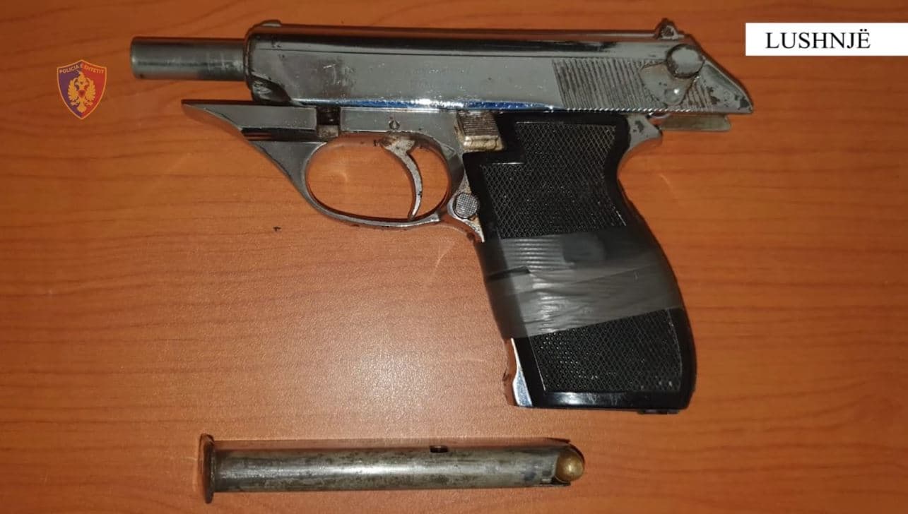 Lëvizte i armatosur në qytet, shpallet në kërkim 21-vjeçari, arrestohen 5 të rinj në Lushnje