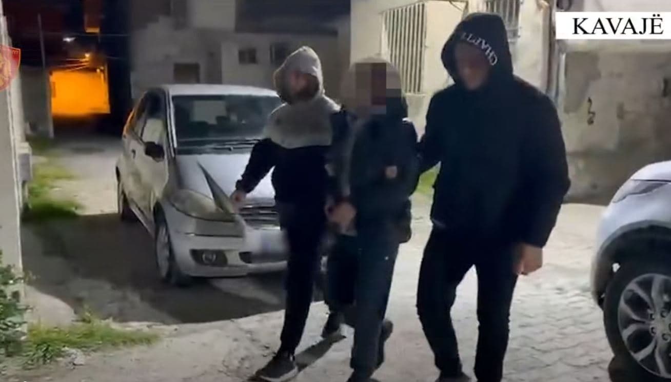 Plagosje me armë zjarri në Kavajë, arrestohet autori i dyshuar dhe personi që e ndihmoi 
