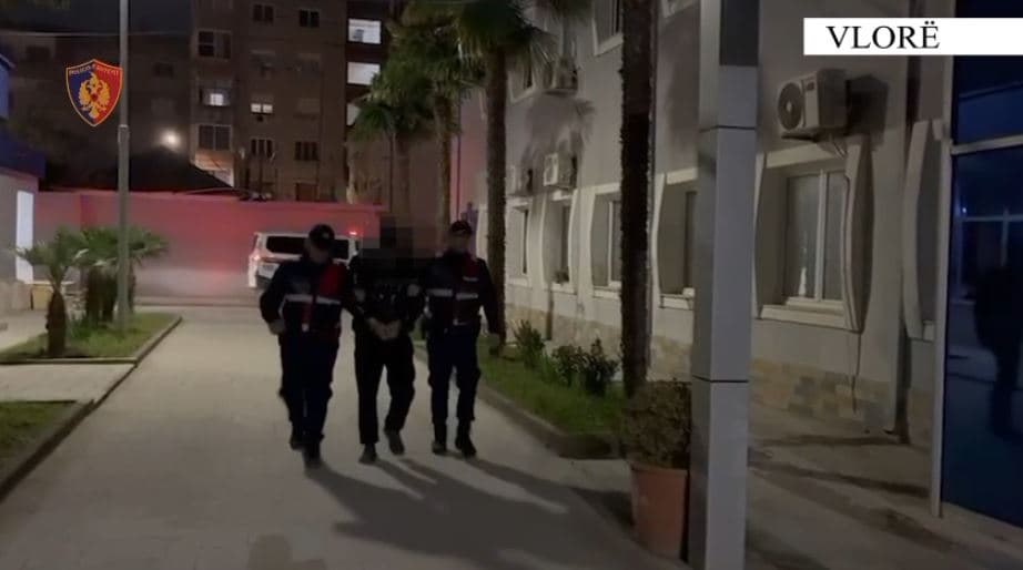 Lëvizte me pistoletë në brez, arrestohet i riu në Vlorë