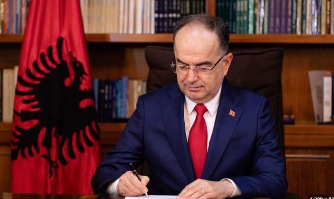 Ndryshime në qeveri/ Presidenti Begaj dekreton shkarkimet dhe emërimet e reja
