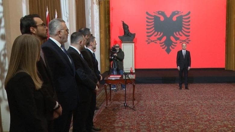   Ministrat e rinj betohen para Presidentit Begaj, Albana Koçiu merr postin e zv.kryeministres