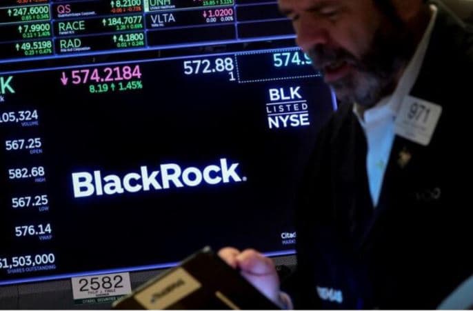BlackRock vendos kufizime në tërheqjet e fondit të kreditit, sinjal për presion në tregjet globale