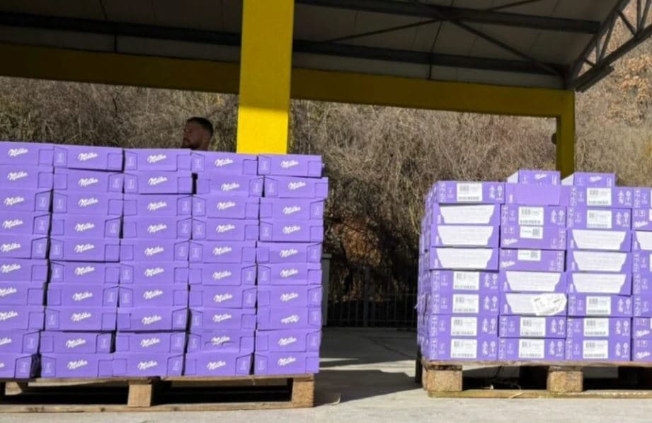 Bllokohen 1.5 tonë çokollata në doganën e Kapshticës