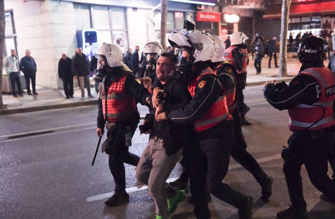 Hodhën molotovë gjatë protestës së opozitës, arrestohen 15 persona/ Procedohet Klevis Balliu