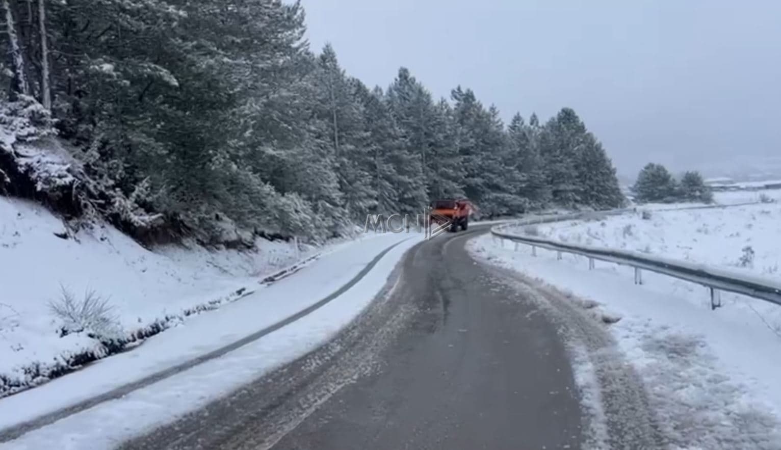 Dëborë në Juglindje, zbardhen Dardha dhe Voskopoja (VIDEO)