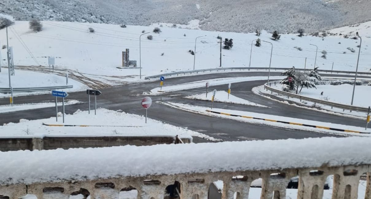 Dimri rikthehet papritur! Bora zbardh Korçën, Dibrën dhe Shkodrën në mes të pranverës