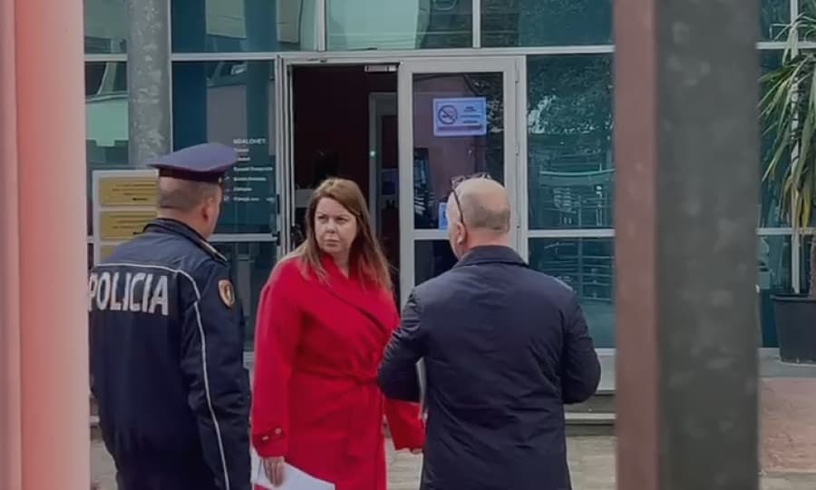 GJKKO i heq arrestin e shtëpisë ish-zv.drejtoreshës së AKSHI-t, Delibashit i ndalohet dalja nga vendi