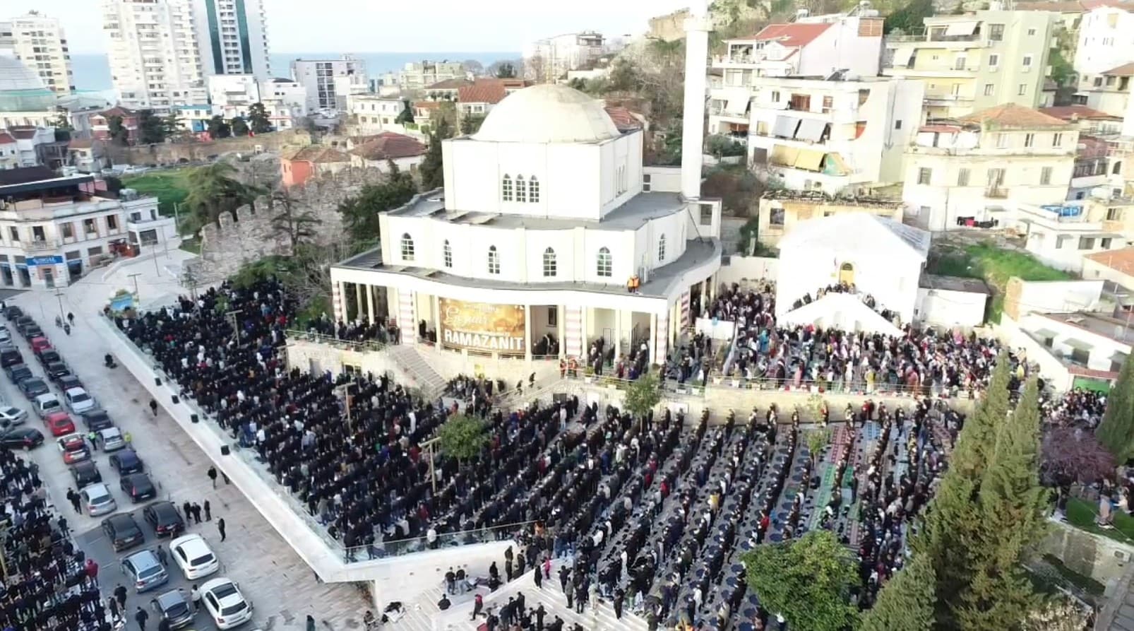 Fitër Bajrami në Vlorë, Durrës, Elbasan dhe Korçë, qindra besimtarë bashkohen për faljen e namazit
