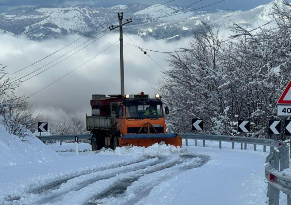 Dëborë në pranverë, zbardhen zonat malore të Elbasanit