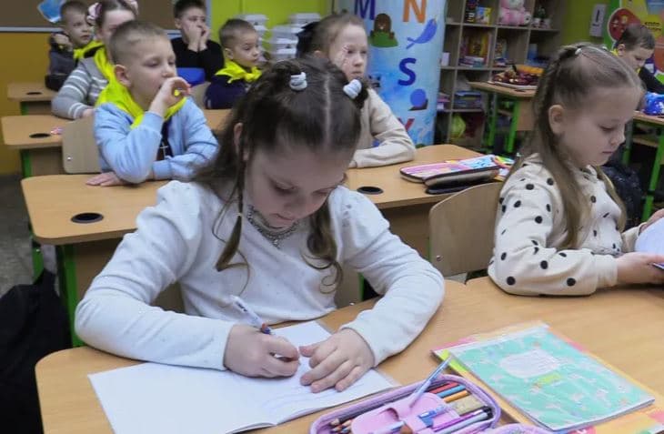 Lufta zhvendos shkollat nën tokë, 20 mijë nxënës mësojnë në stacionet e metrosë në Kharkiv