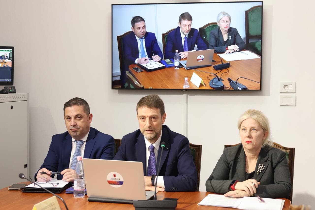 Situata në Lindjen e Mesme/ Ministri Hoxha: Në kontakt të vazhdueshëm me shqiptarët, 17 të evakuuar