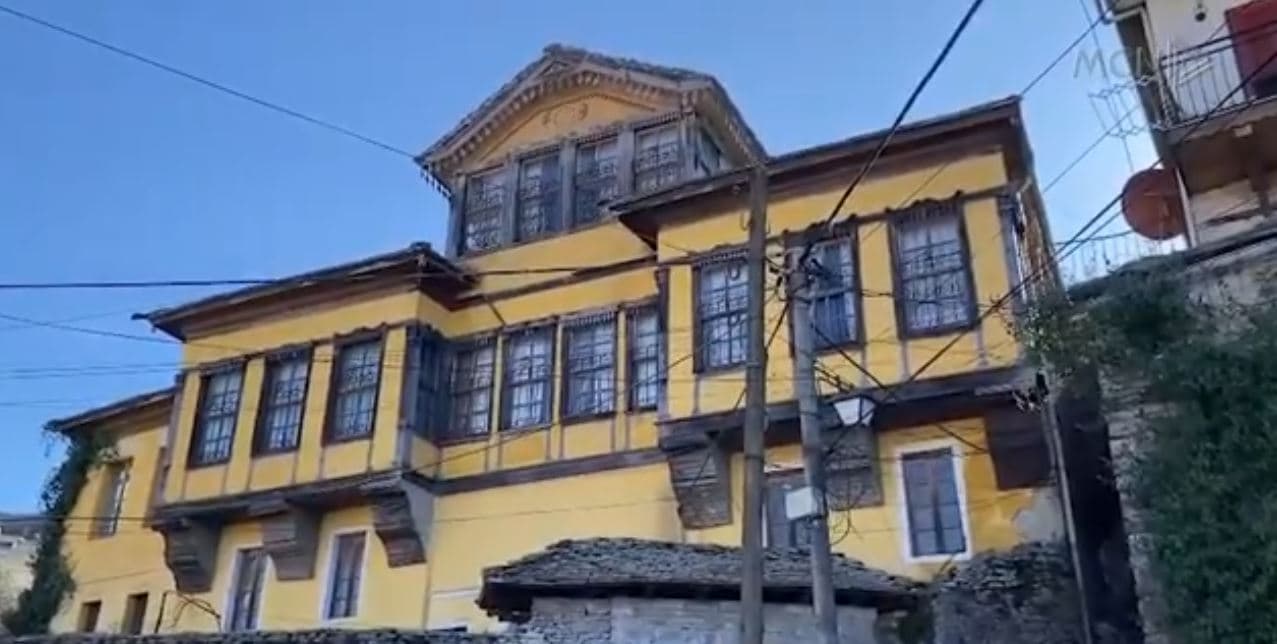 Shembja e një banese ngre shqetësim për gjendjen e shtëpive muze në Gjirokastër (VIDEO)