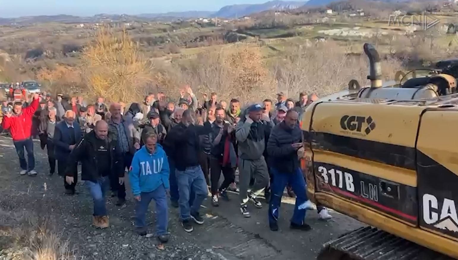Klos, përplasje për HEC-in “Doma”/ Kompania nis punimet, banorët përzënë punonjësin bashkë me fadromë (VIDEO)