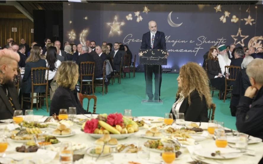 Rama shtron iftar në muajin e Shenjtë të Ramazanit: Uroj të jetë mandati i fundit jashtë shtëpisë së Evropës 
