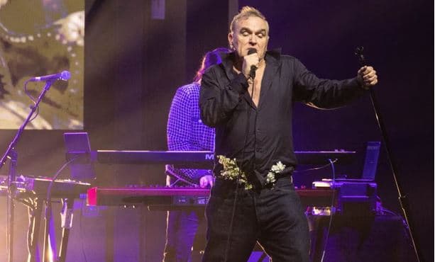  Morrissey anulon koncertin në Valencia, zhurma e festivalit Las Fallas e lë “në gjendje katatonike”