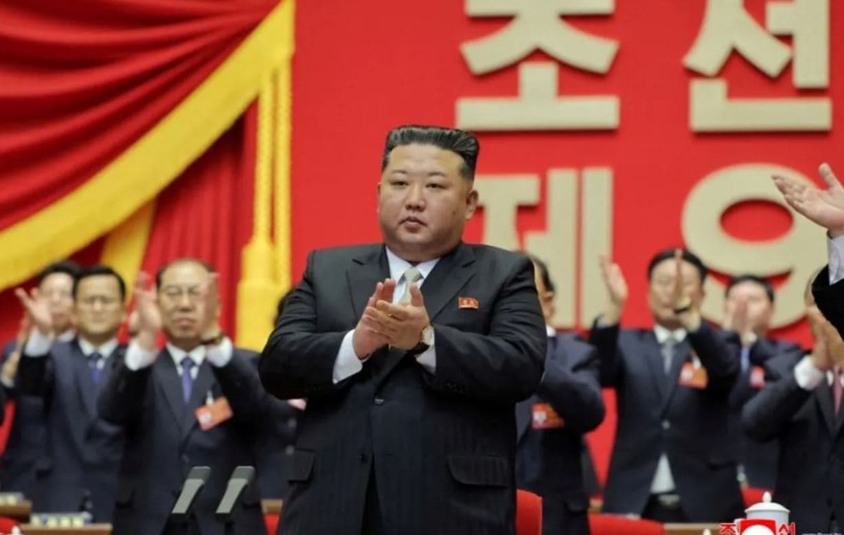Kim Jong-un i Koresë së Veriut rizgjidhet kreu i shtetit, Putin e përgëzon